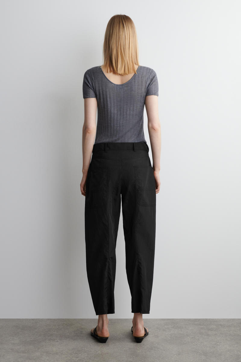 NYLON BARREL-LEG TROUSERS ナイロンバレルレッグパンツ ブラック｜COS