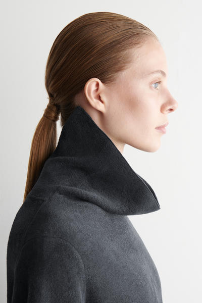 COS シェニールニット ファンネルネックセーター