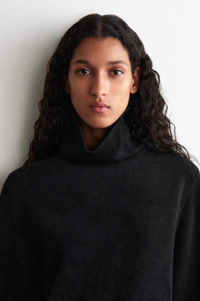 COS シェニールニット ファンネルネックセーター