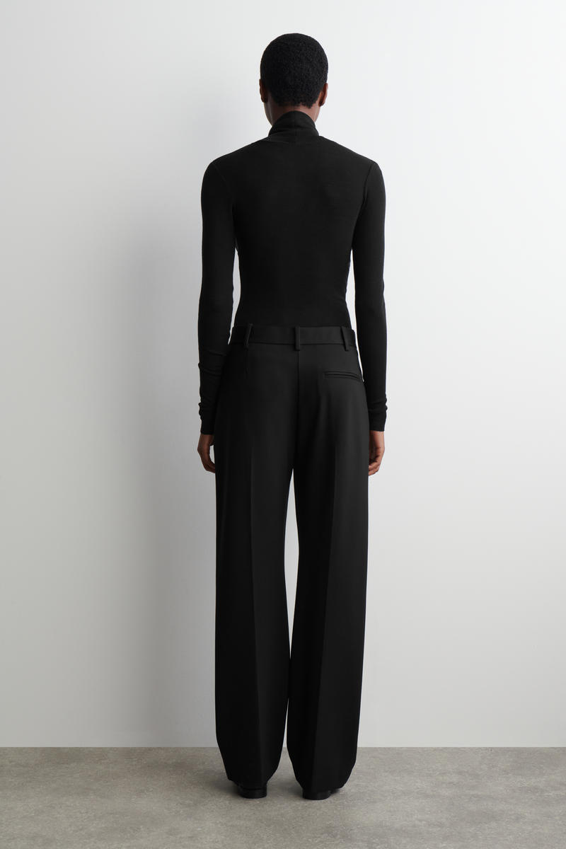 TAILORED STRAIGHT-LEG TROUSERS テイラードストレートレッグパンツ