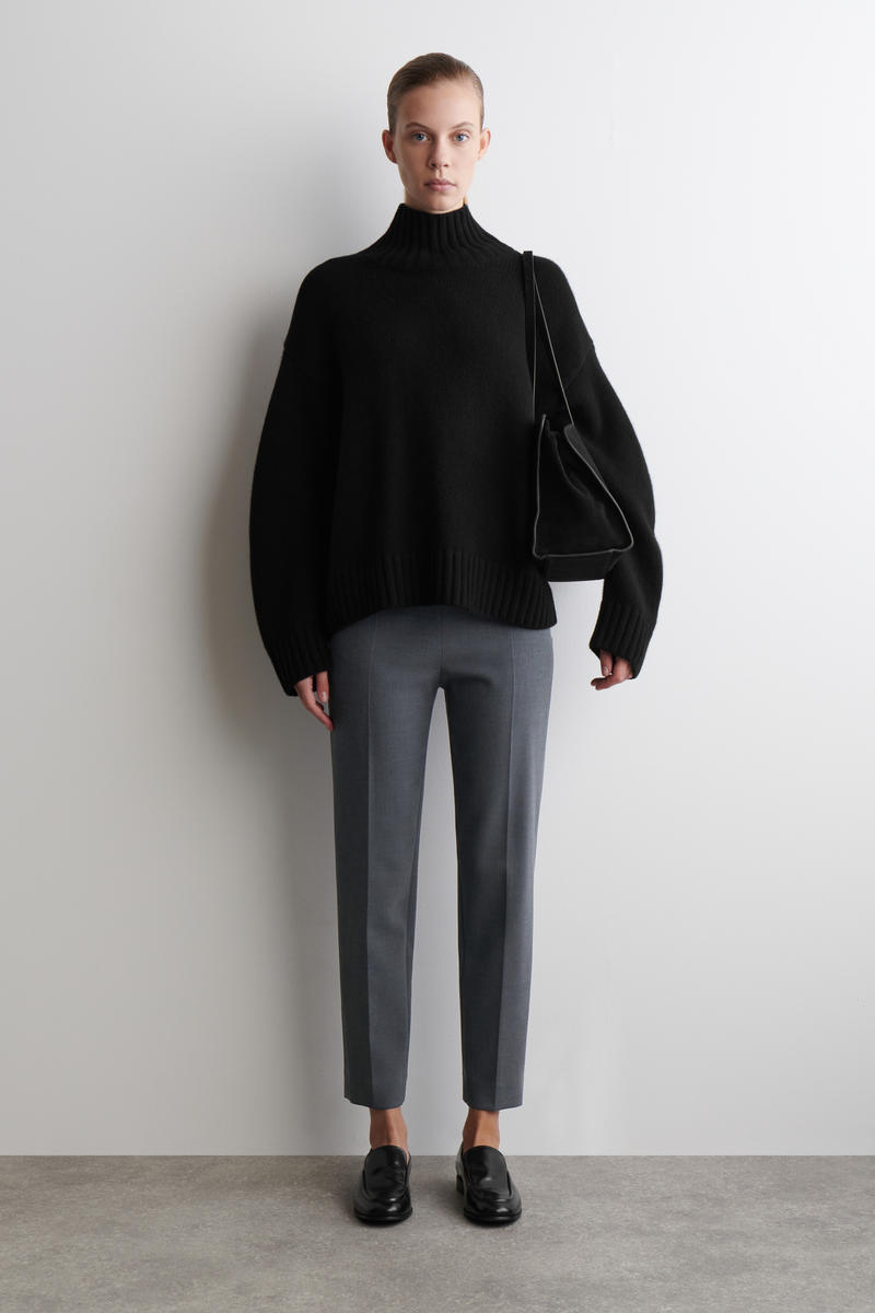 CROPPED SLIM-LEG TROUSERS クロップド丈のスリムレッグパンツ グレー