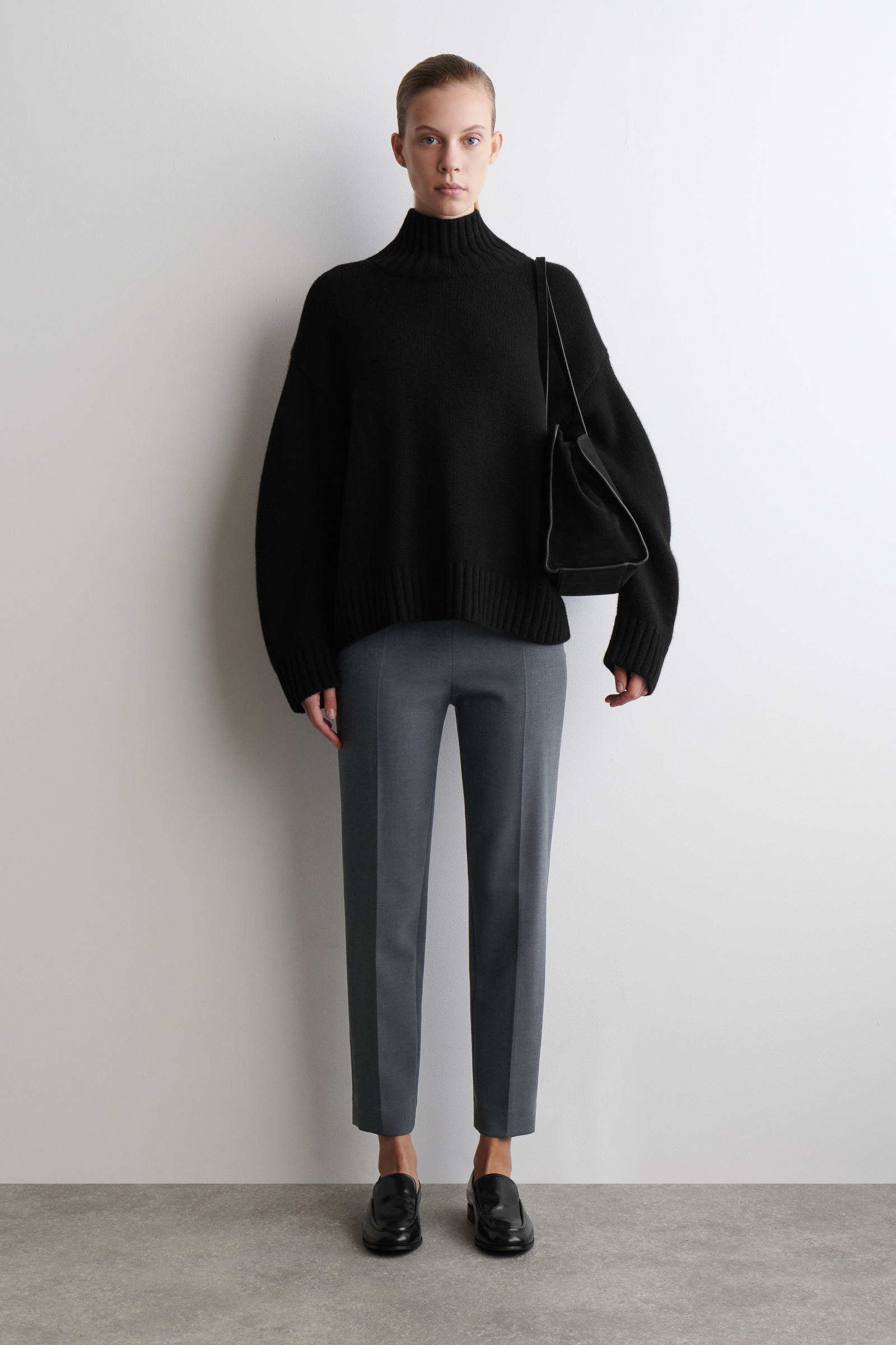 CROPPED SLIM-LEG TROUSERS クロップド丈のスリムレッグパンツ グレー