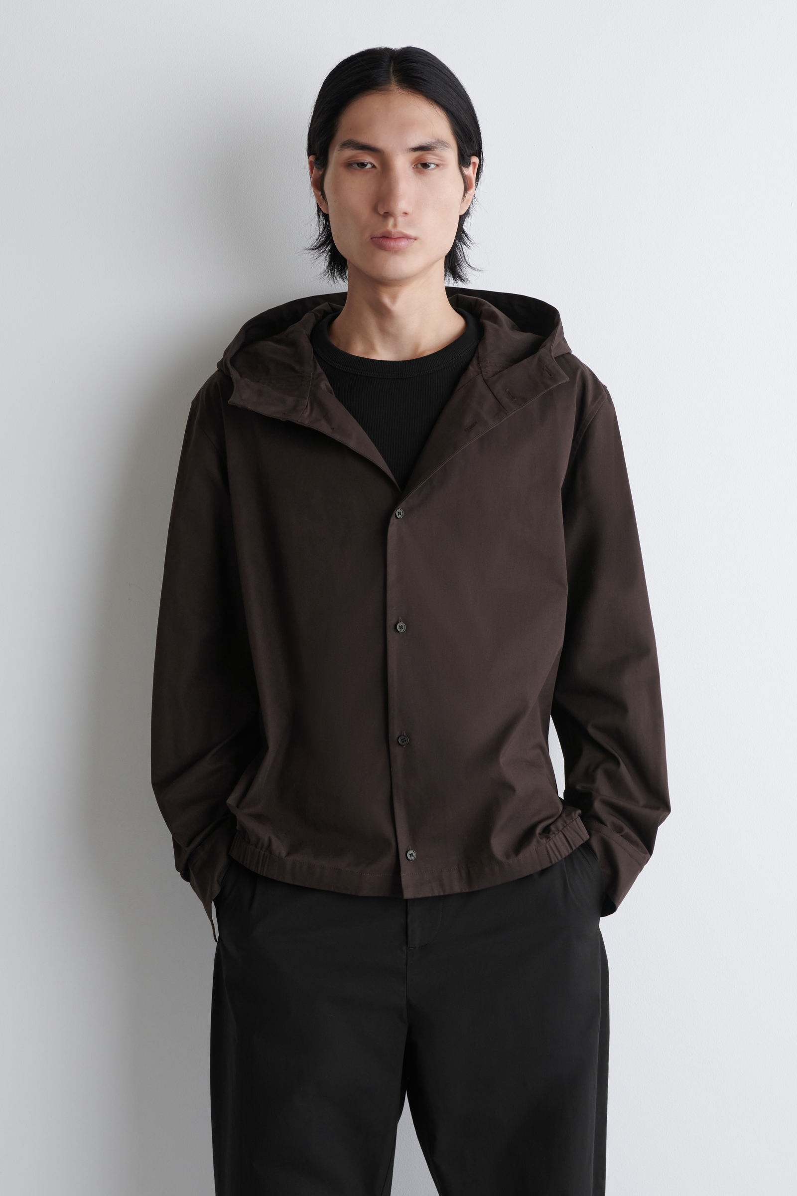 HOODED COTTON SHIRT フード付きコットンシャツ ダークブラウン｜COS