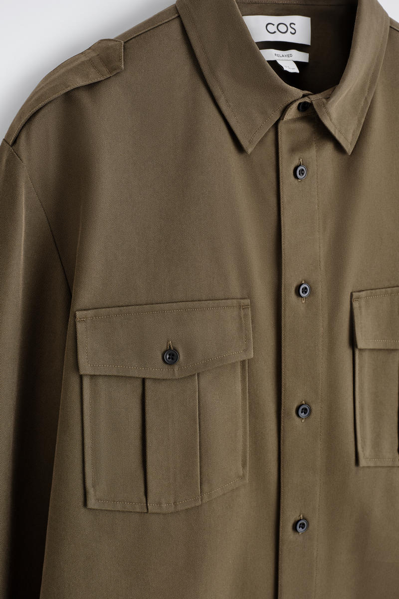 COS エポレットディテール綿シャツ