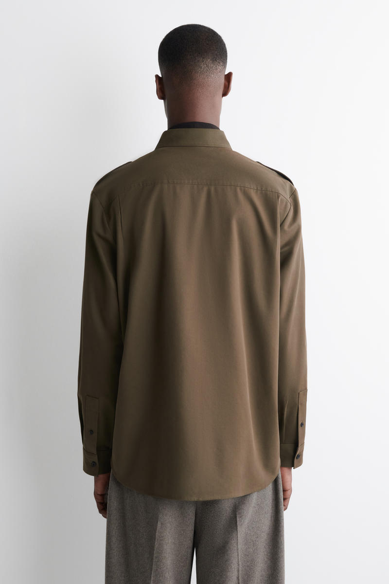 COS エポレットディテール綿シャツ