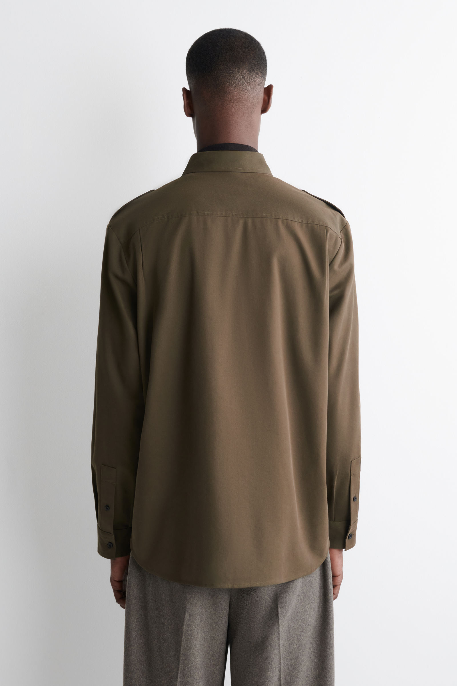 EPAULETTE-DETAIL COTTON SHIRT エポレットディテール綿シャツ