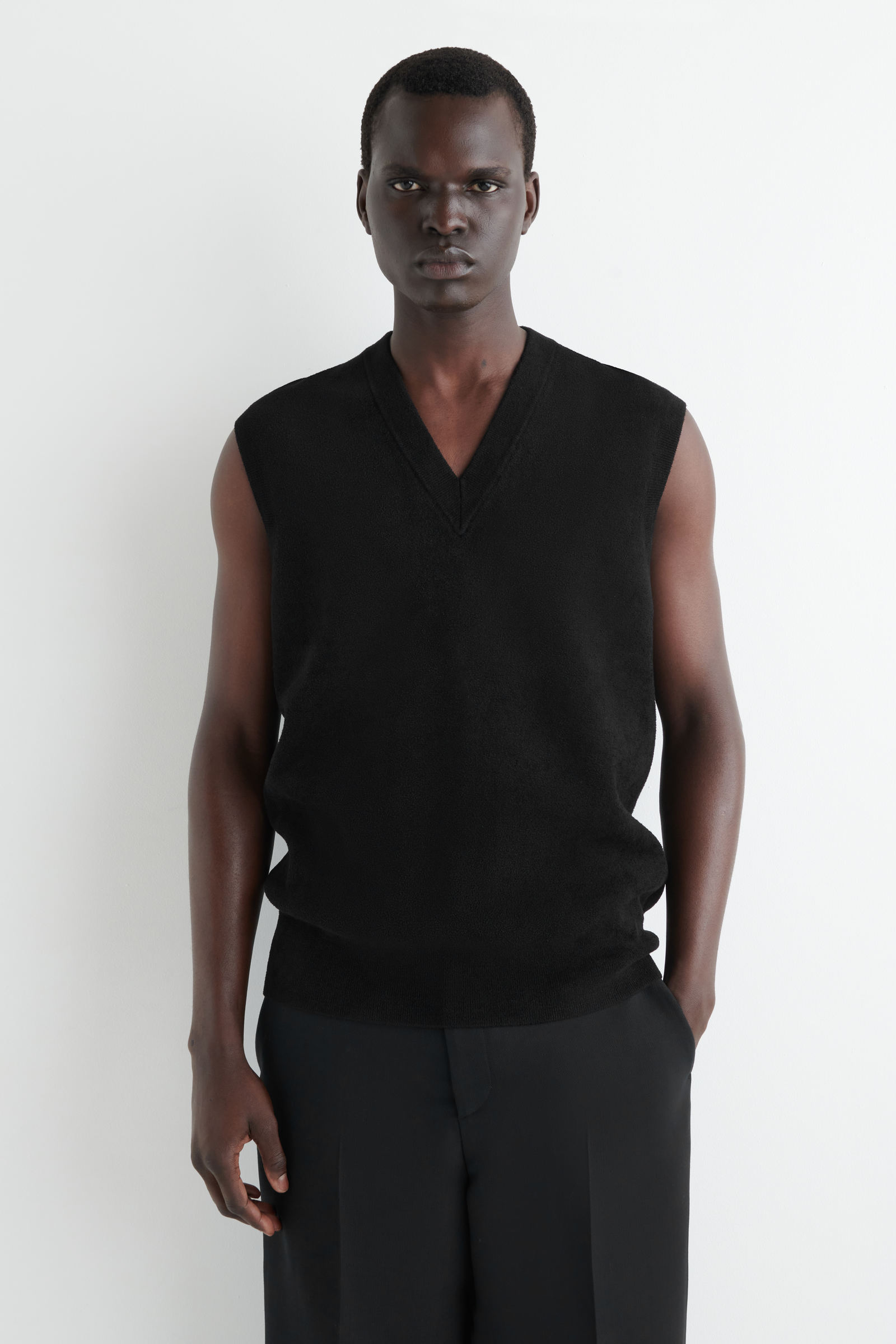 CHENILLE-KNIT VEST シェニールニットベスト カーボン｜COS コス 公式