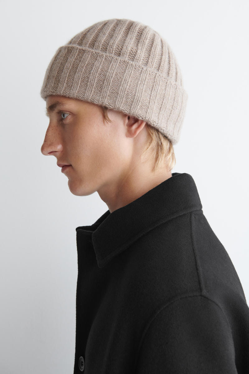 CHUNKY RIBBED CASHMERE BEANIE 厚手のリブ編みカシミアビーニー