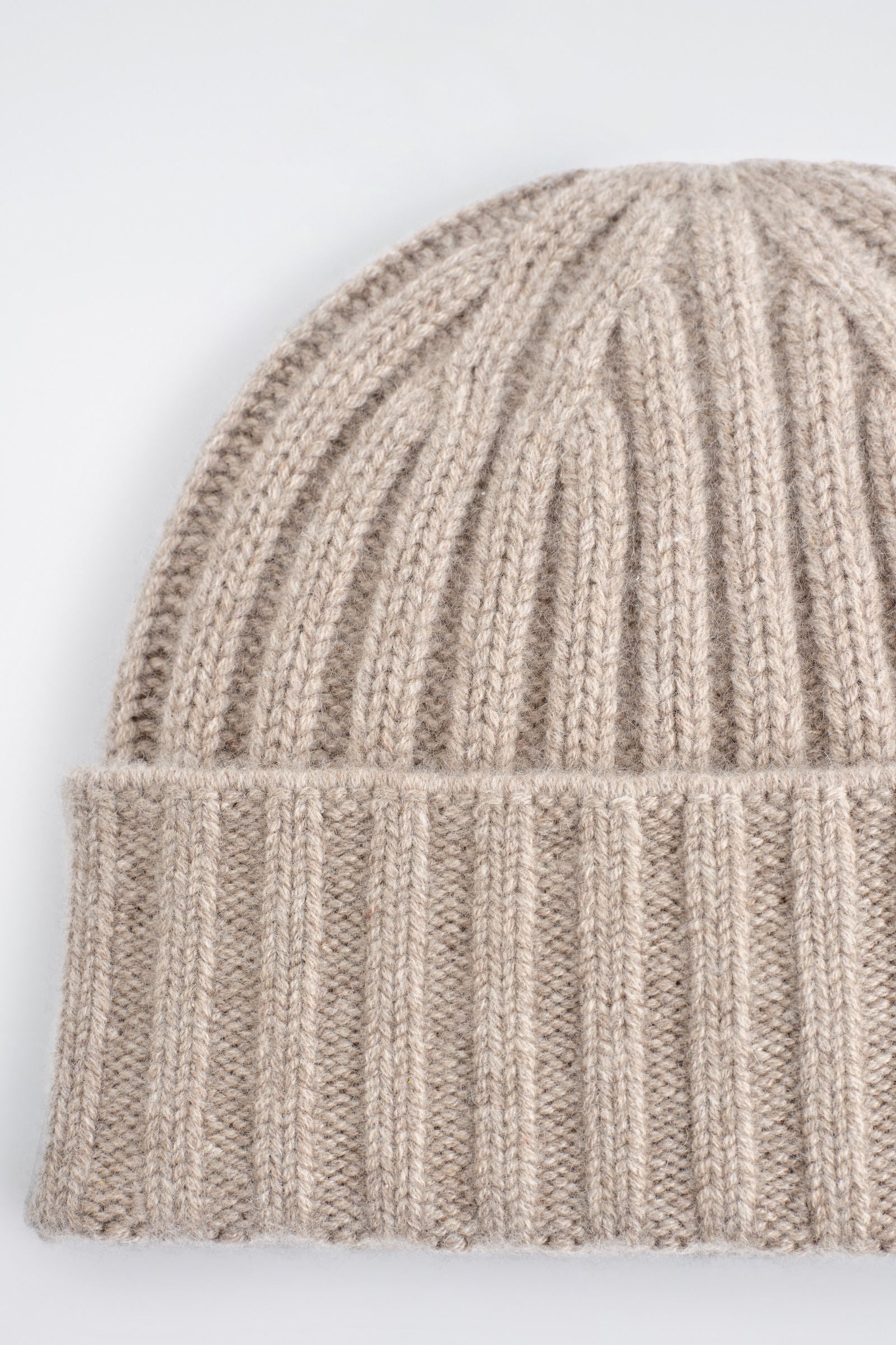CHUNKY RIBBED CASHMERE BEANIE 厚手のリブ編みカシミアビーニー