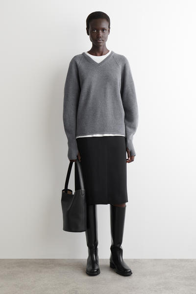 COS メリノウールVネックセーター