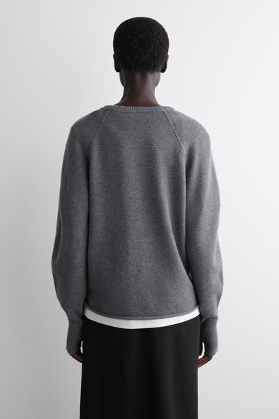 COS メリノウールVネックセーター