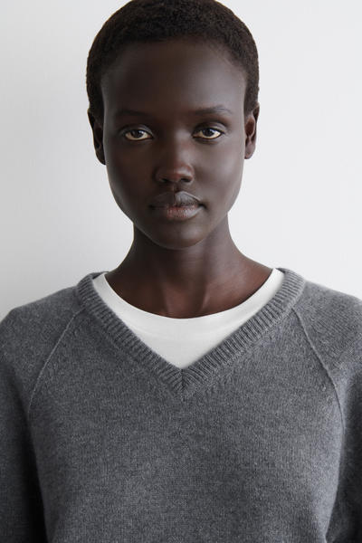 COS メリノウールVネックセーター