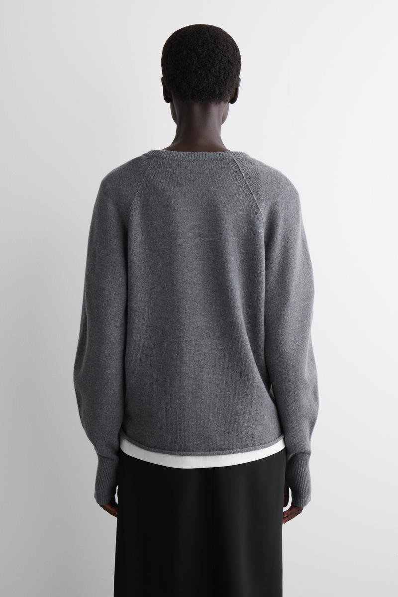 COS メリノウールVネックセーター