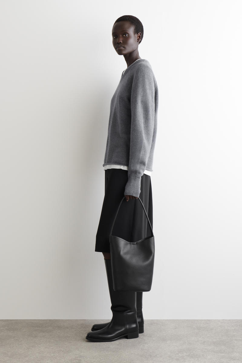 COS メリノウールVネックセーター