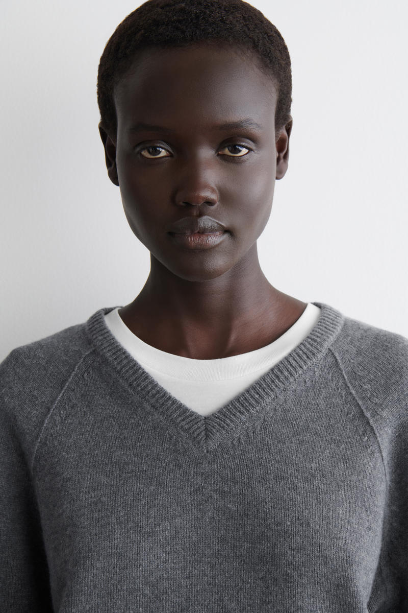 COS メリノウールVネックセーター