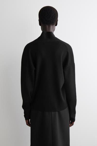 COS ドレープメリノウールVネックジャンパー