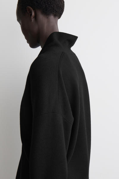 COS ドレープメリノウールVネックジャンパー