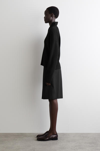 COS ドレープメリノウールVネックジャンパー