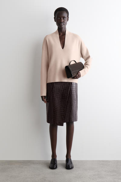 COS ドレープメリノウールVネックジャンパー