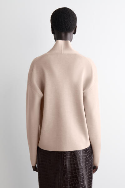 COS ドレープメリノウールVネックジャンパー