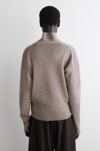 COS ドレープメリノウールVネックジャンパー