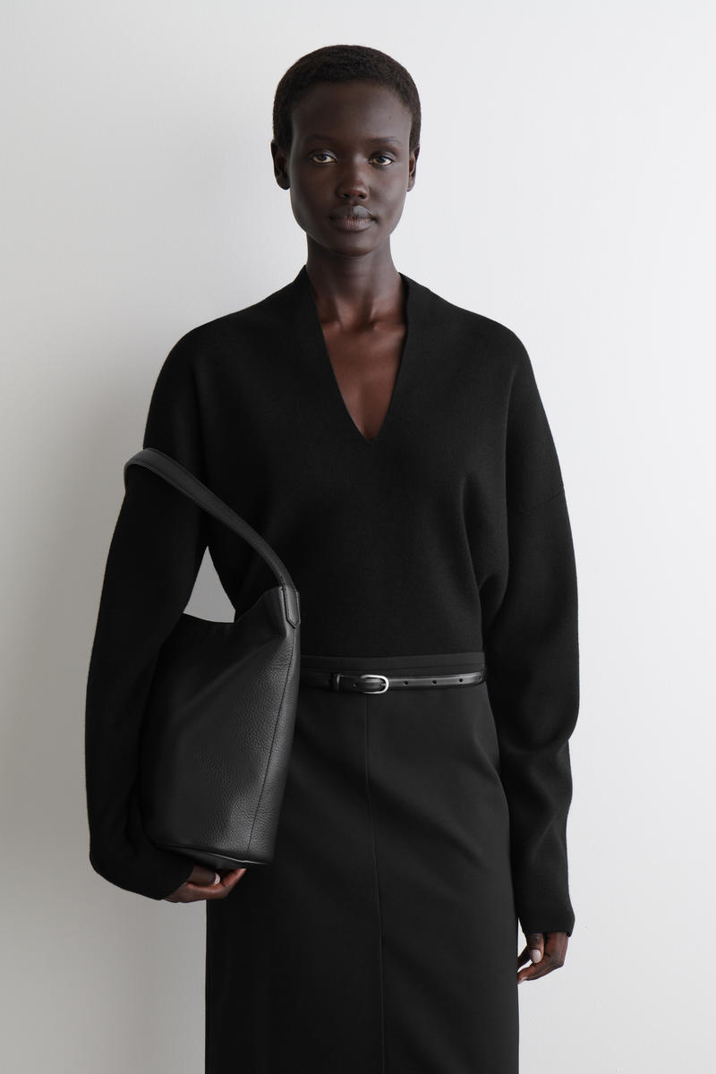 COS ドレープメリノウールVネックジャンパー