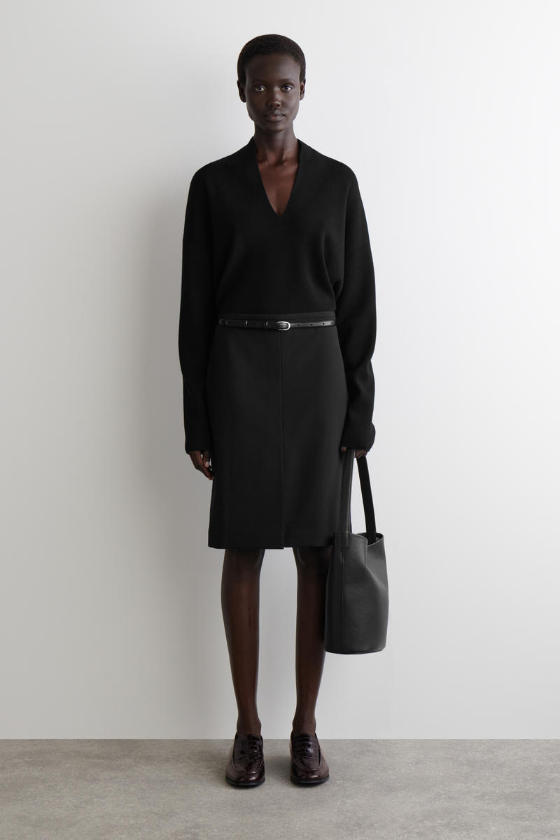 COS ドレープメリノウールVネックジャンパー