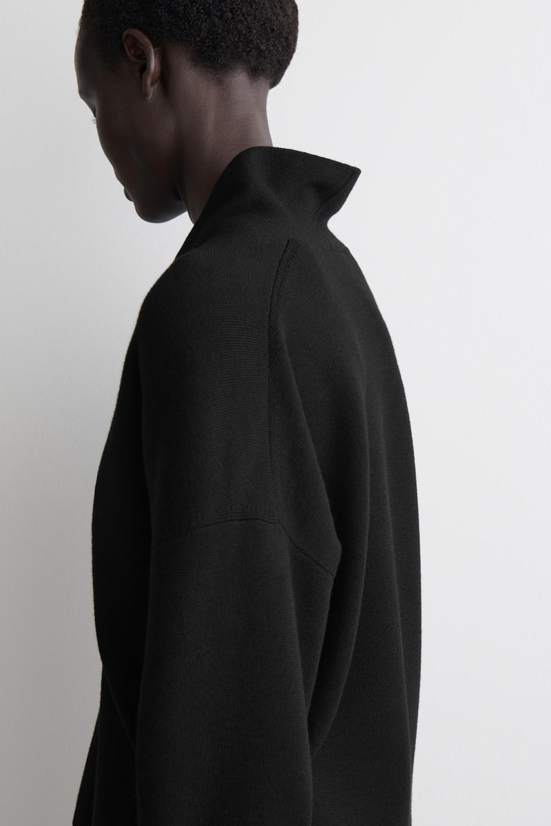 COS ドレープメリノウールVネックジャンパー