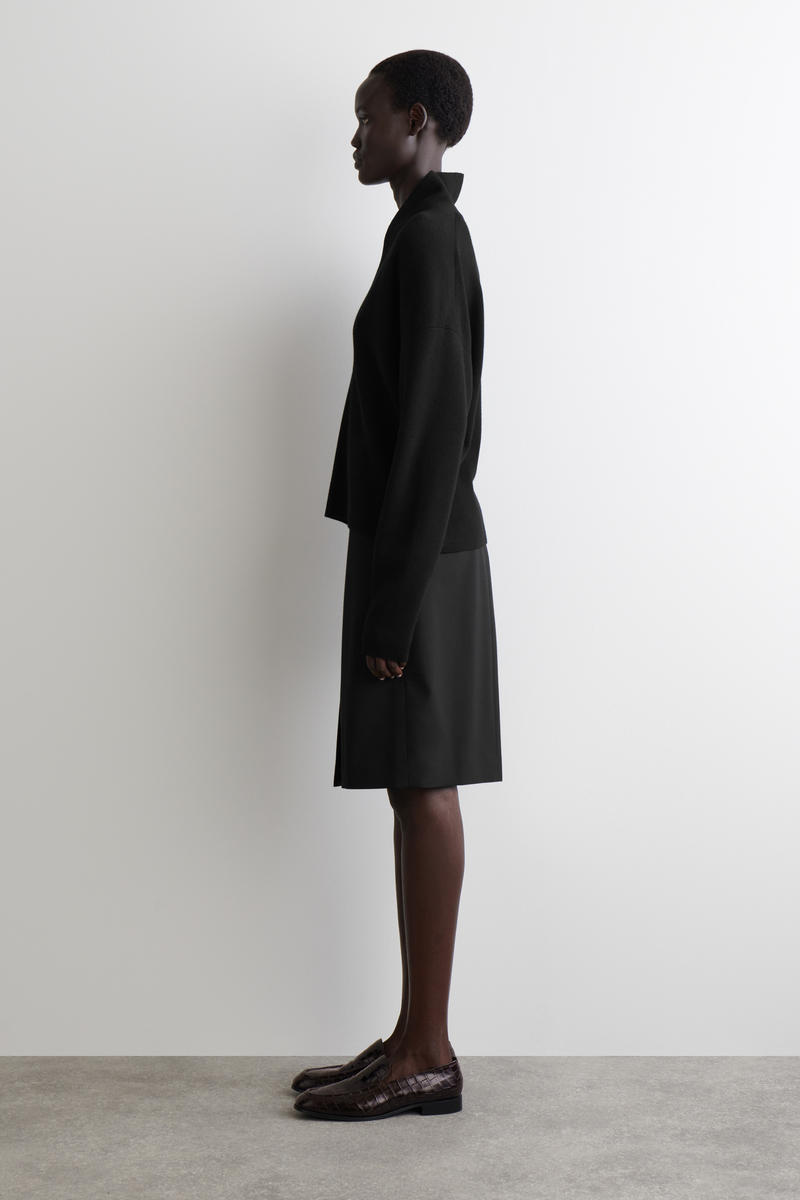 COS ドレープメリノウールVネックジャンパー