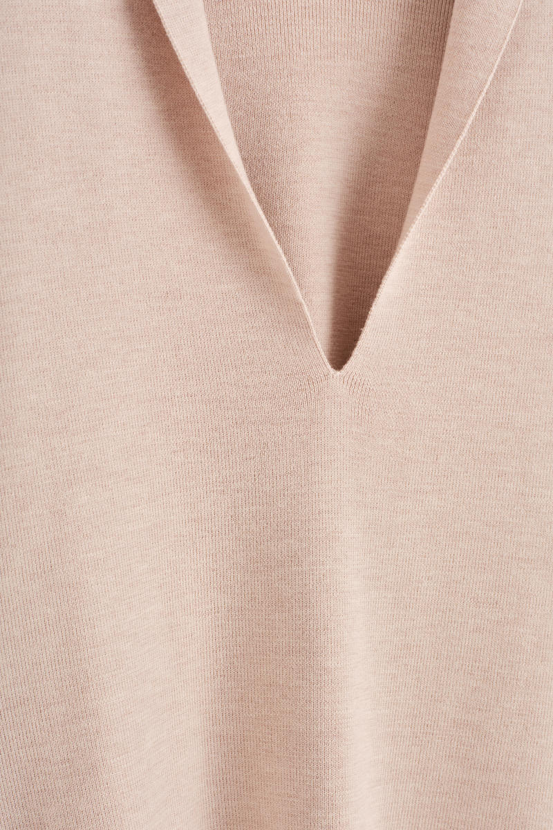 COS ドレープメリノウールVネックジャンパー