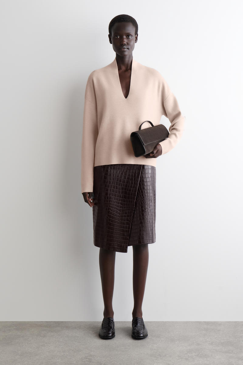 COS ドレープメリノウールVネックジャンパー