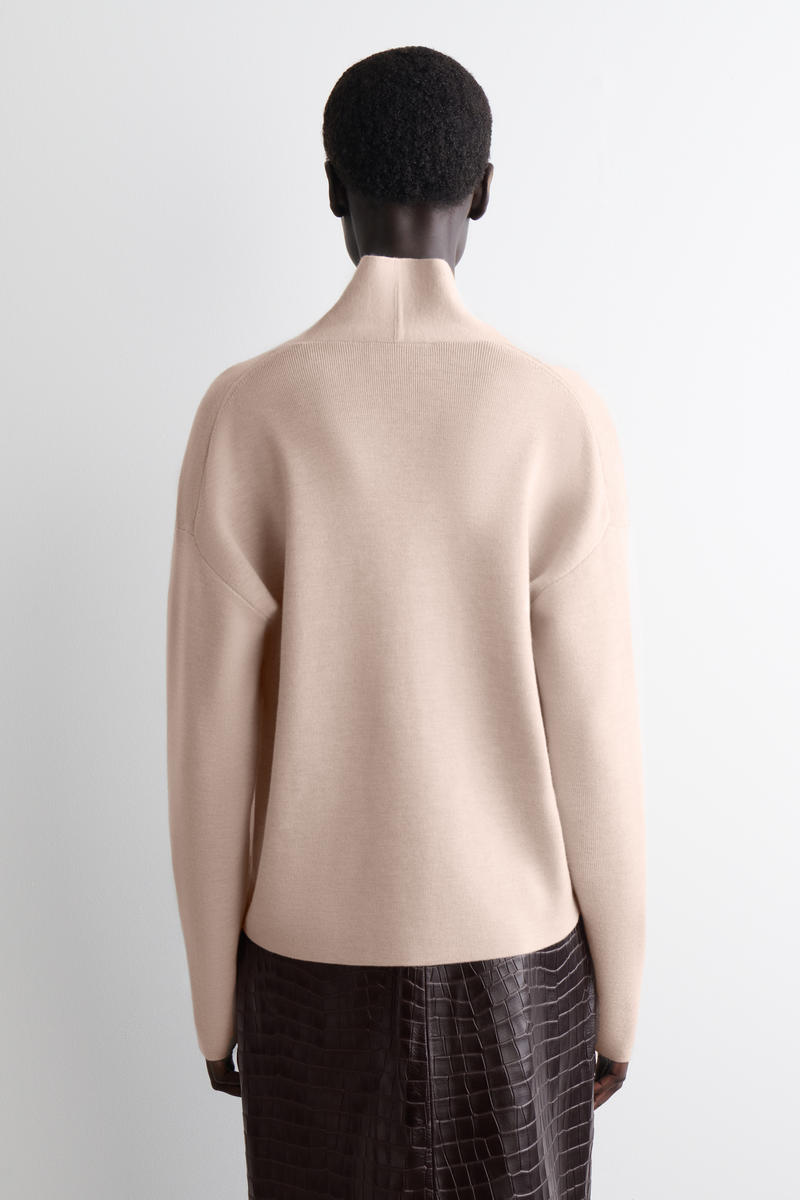 COS ドレープメリノウールVネックジャンパー