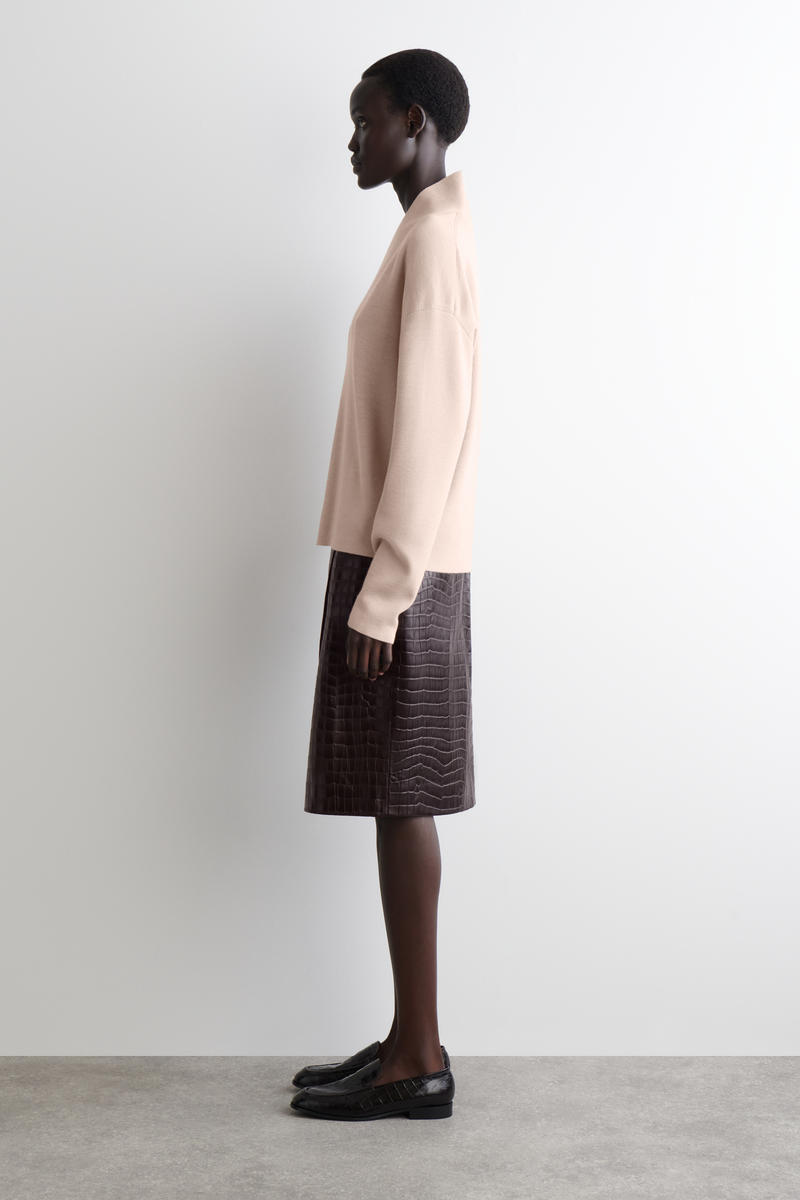 COS ドレープメリノウールVネックジャンパー