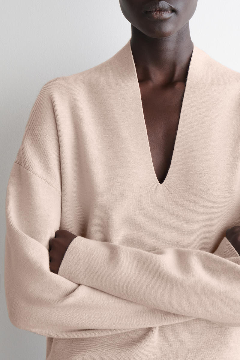 COS ドレープメリノウールVネックジャンパー