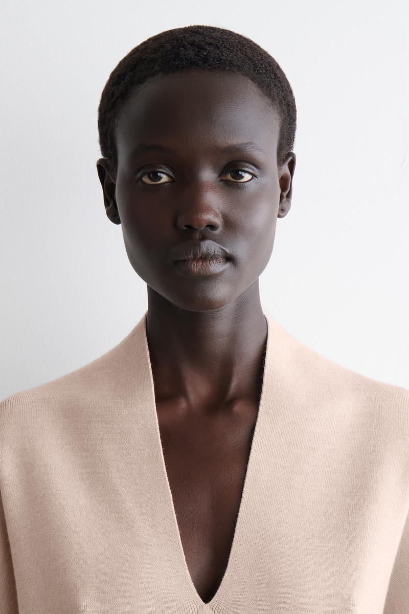 COS ドレープメリノウールVネックジャンパー