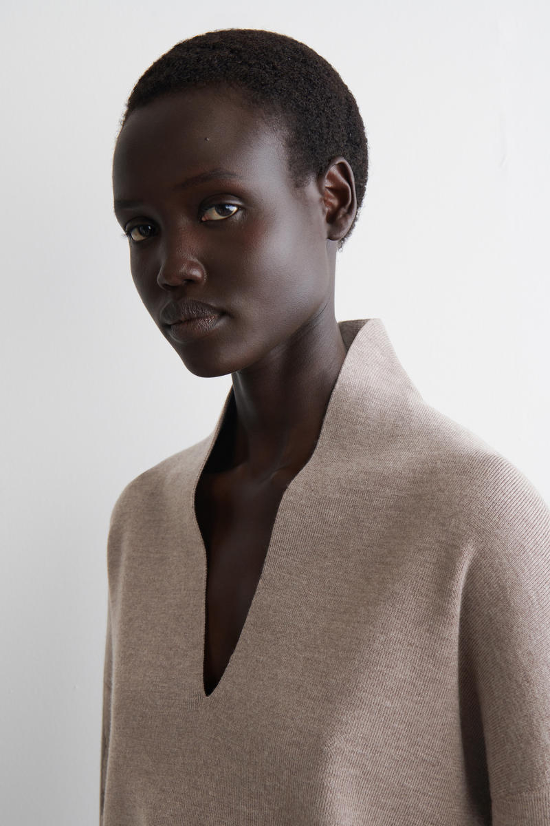 COS ドレープメリノウールVネックジャンパー