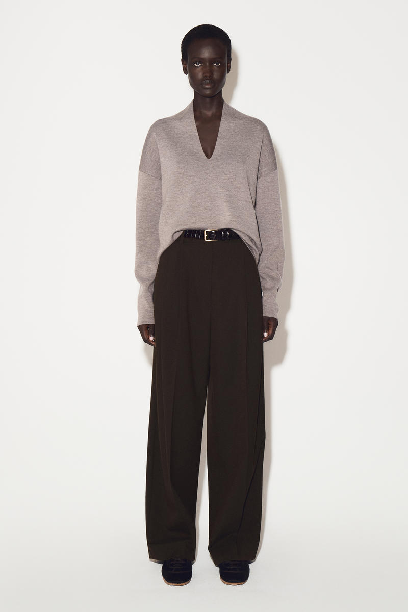 COS ドレープメリノウールVネックジャンパー