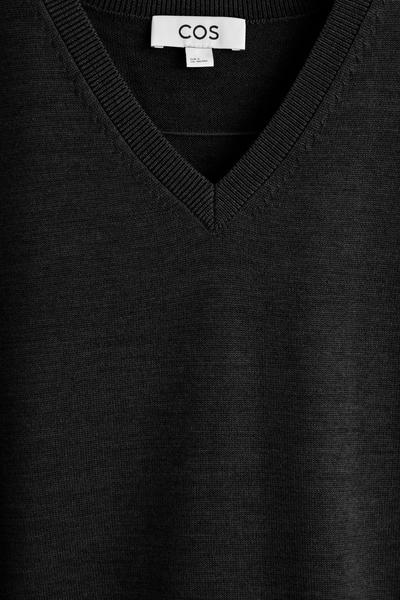 COS メリノウール Vネックベスト
