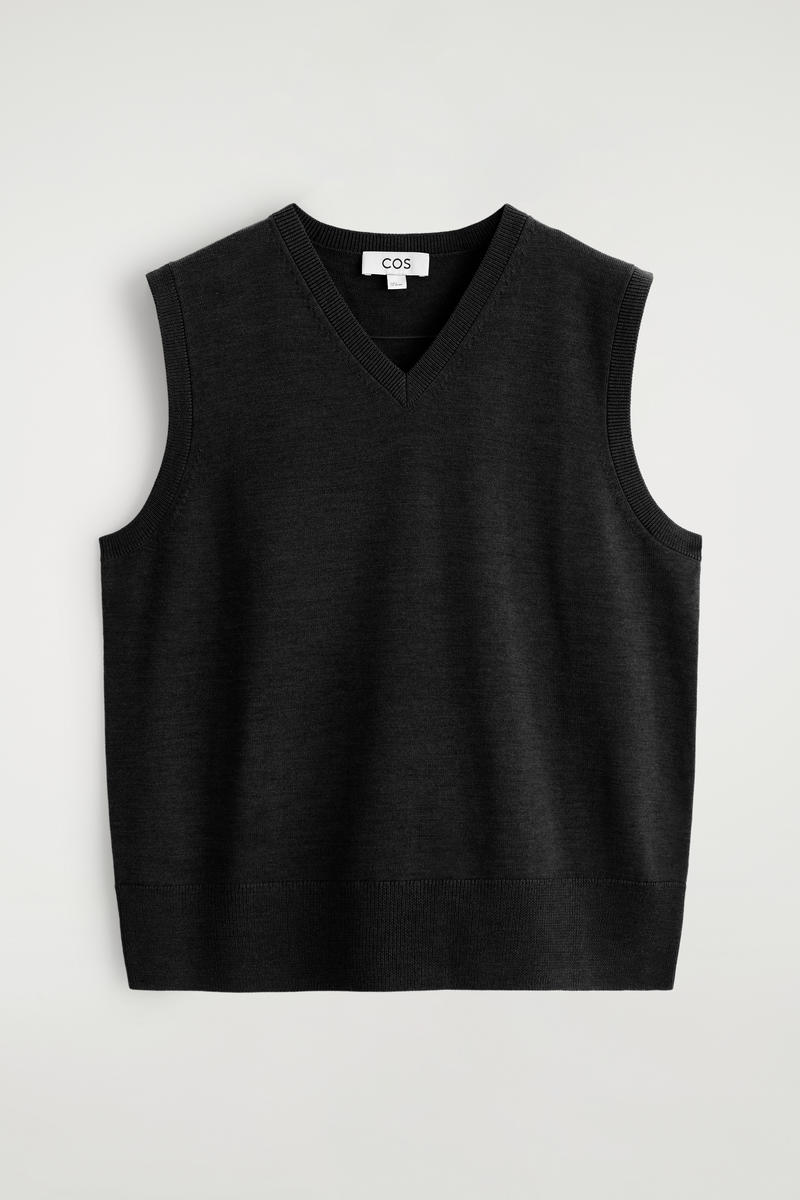 ブラック Vネック ベスト MERINO WOOL V-NECK VEST メリノウール Vネックベスト ブラック｜COS