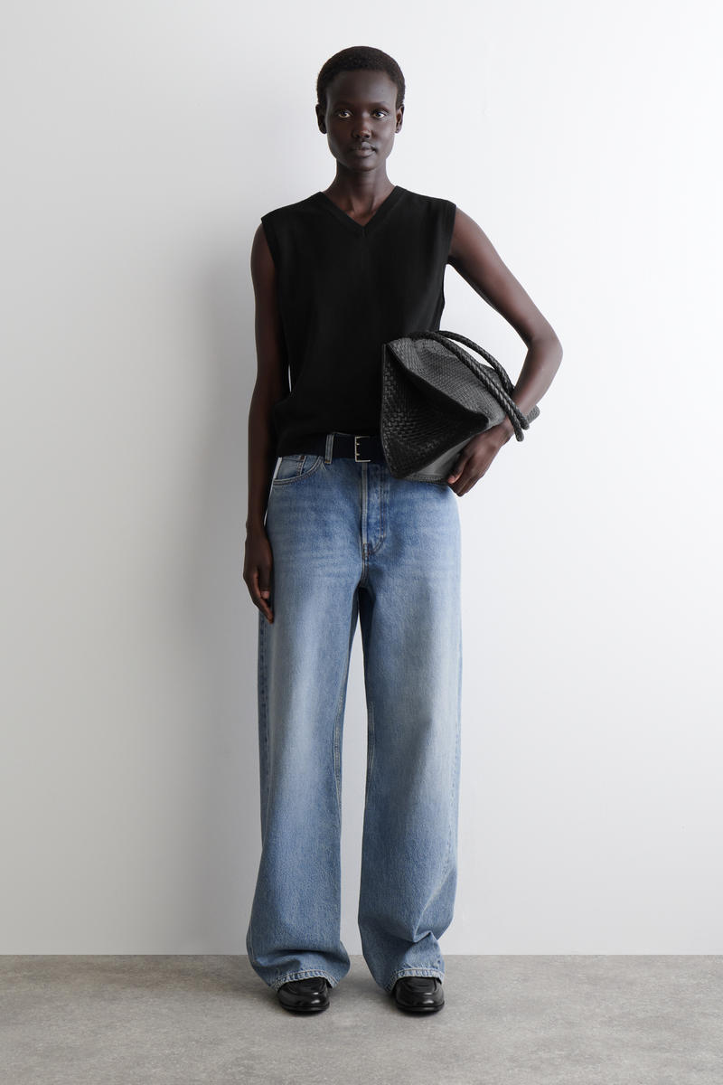 MERINO WOOL V-NECK VEST メリノウール Vネックベスト ブラック|COS MERINO WOOL V-NECK VEST メリノウール Vネックベスト ブラック|COS