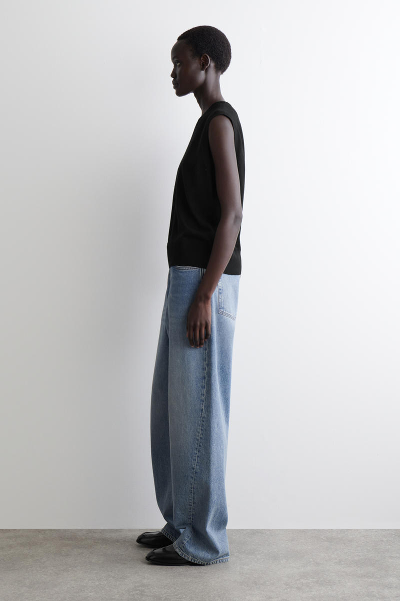 COS メリノウール Vネックベスト