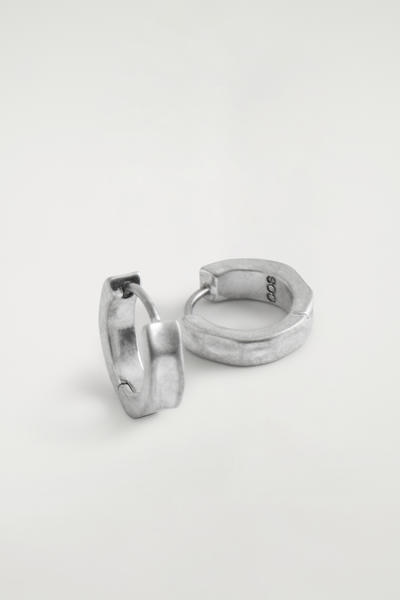 COS ハンマー加工のミニフープイヤリング