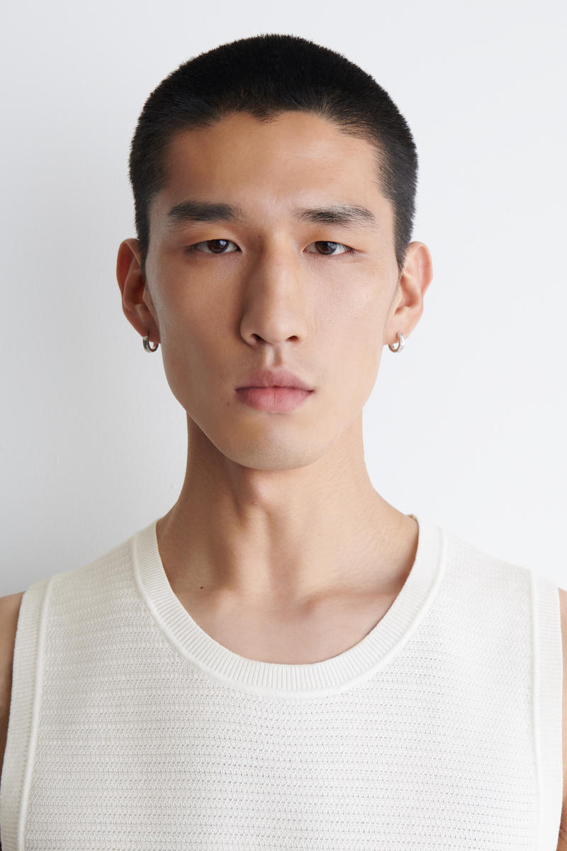 COS ハンマー加工のミニフープイヤリング