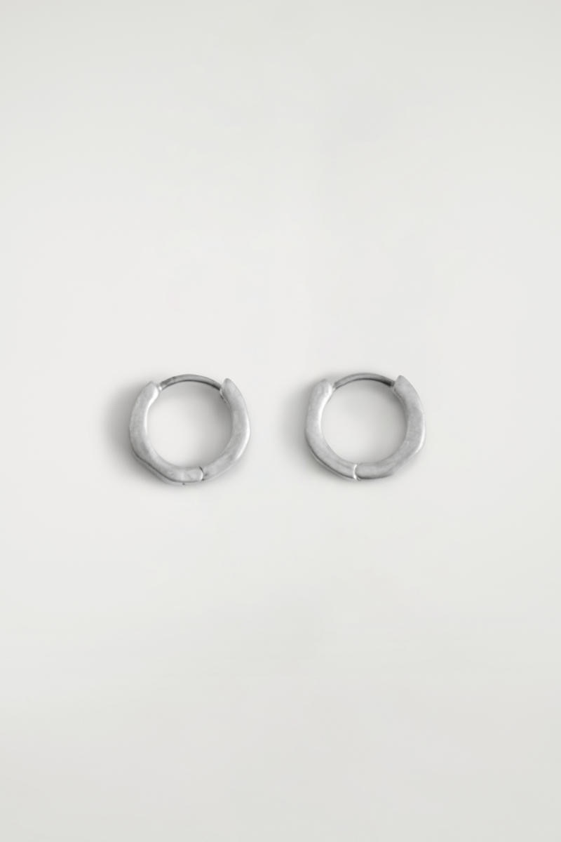 COS ハンマー加工のミニフープイヤリング