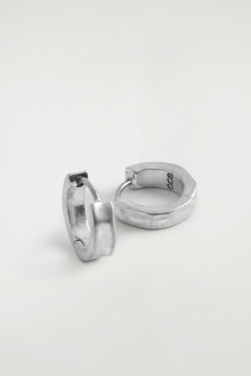 COS ハンマー加工のミニフープイヤリング