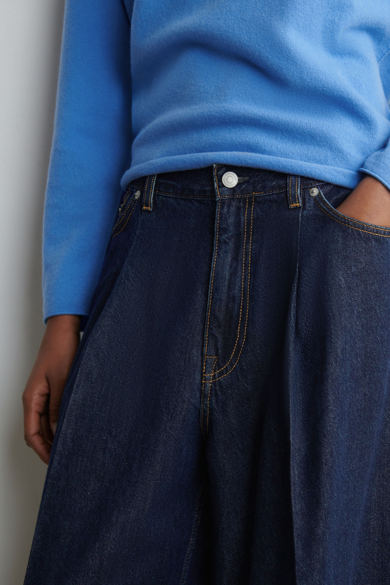 TWINE BARREL-LEG JEANS TWINEジーンズ - バレル ダークブルー｜COS