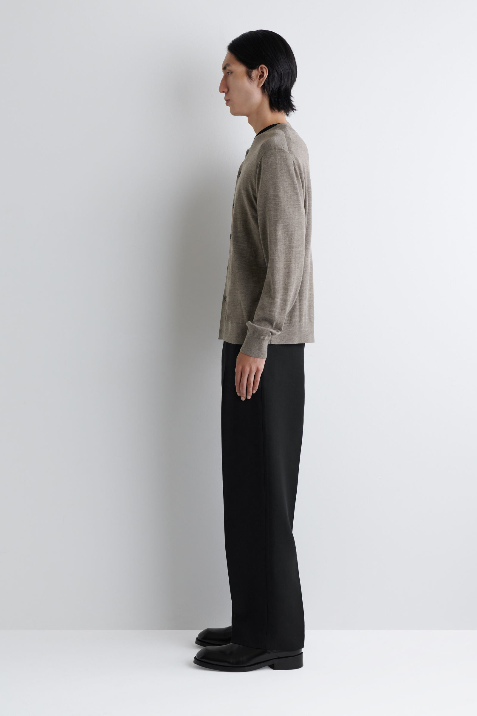 MERINO WOOL CREW-NECK CARDIGAN メリノウールクルーネック