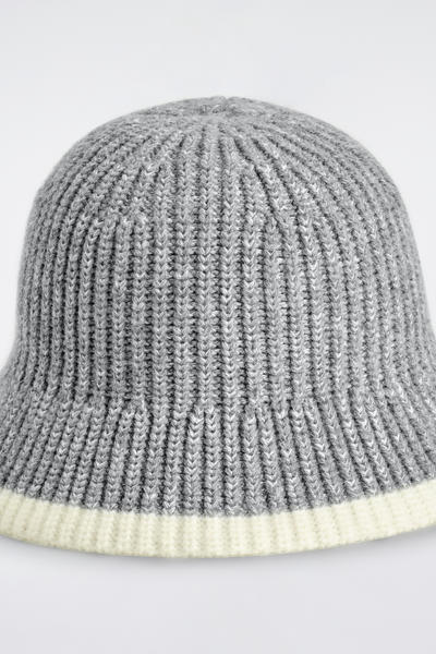 COS コントラストの効いたウールモヘアバケットハット