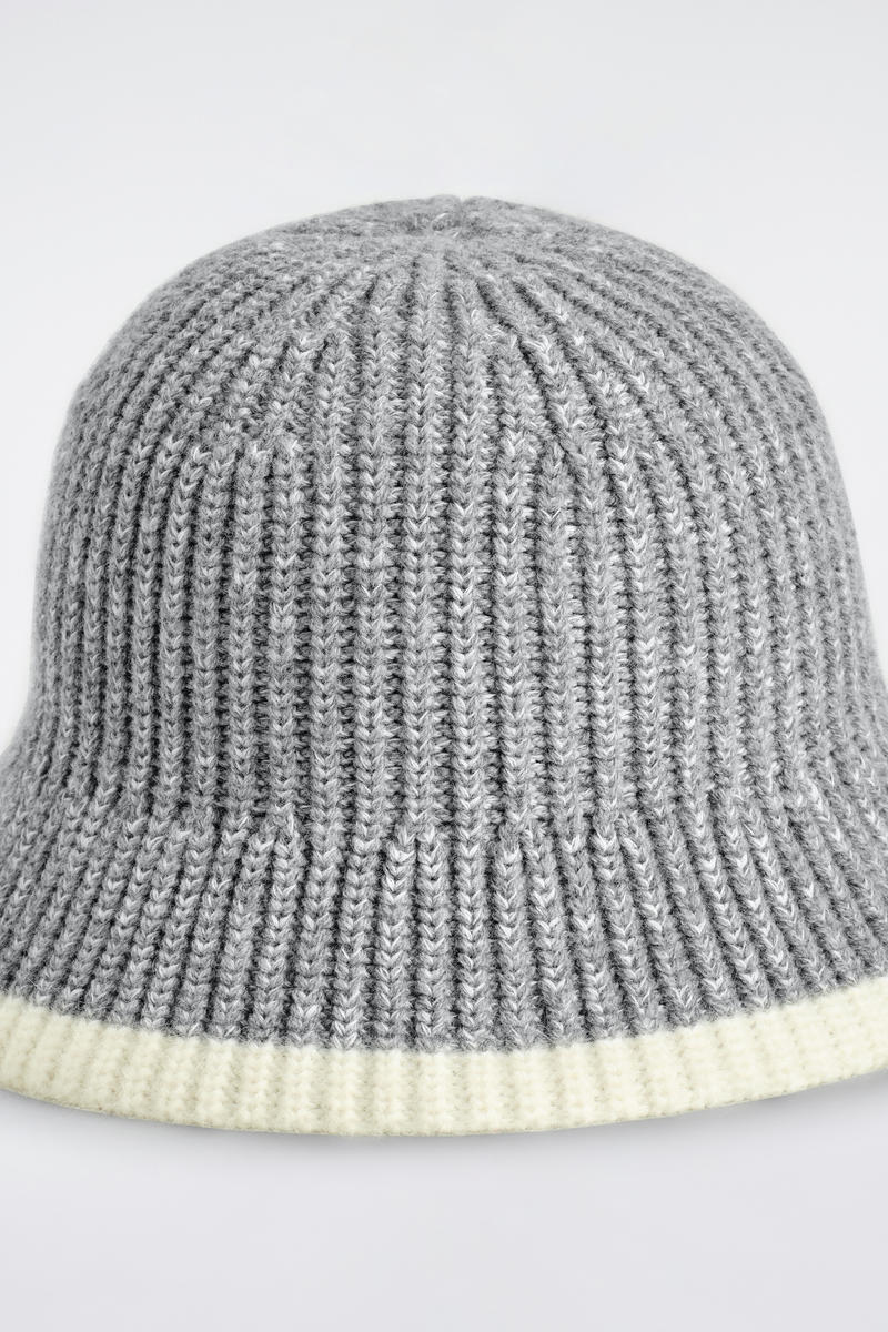 COS コントラストの効いたウールモヘアバケットハット