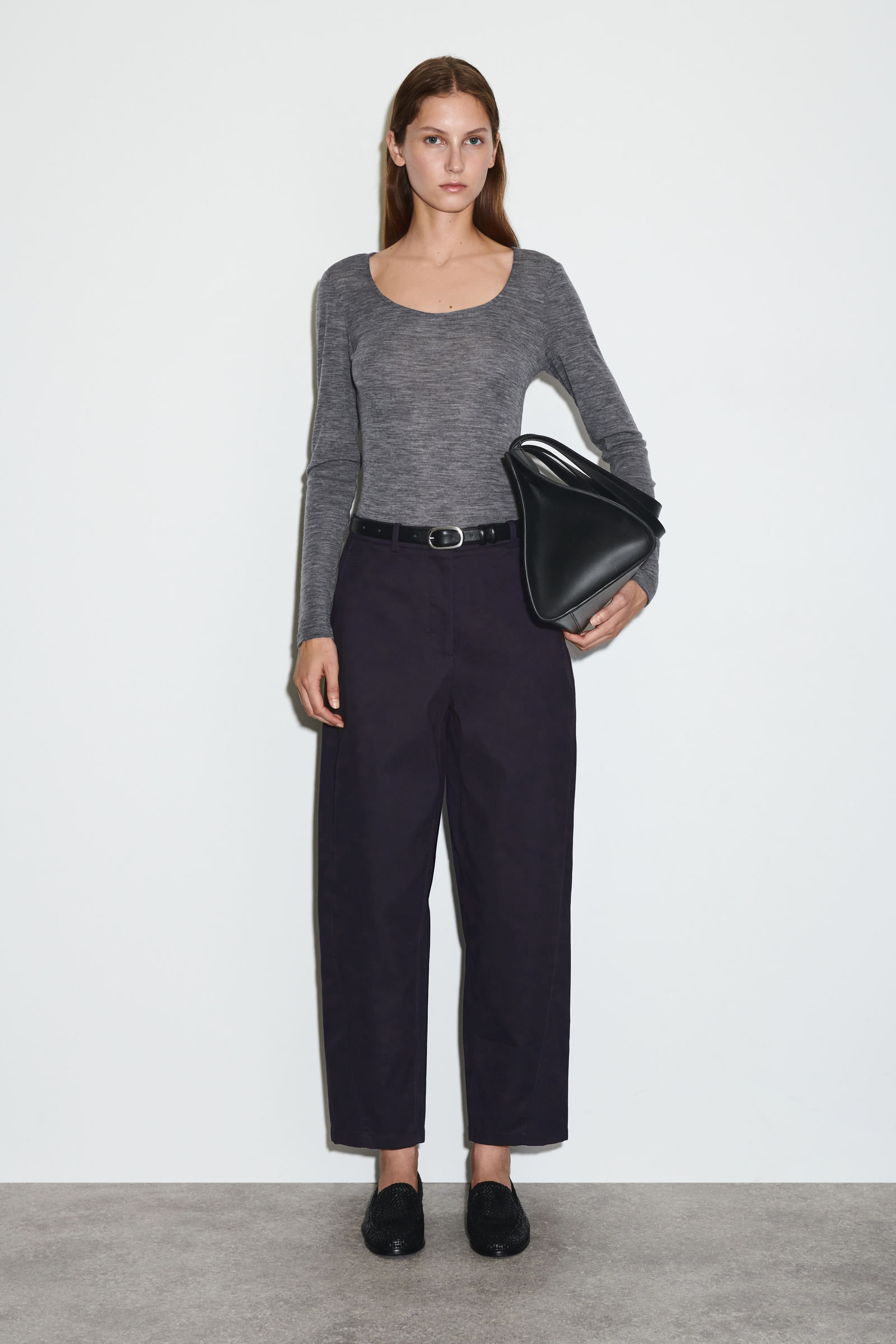 BARREL-LEG COTTON CHINOS バレルレッグコットンチノ ネイビー｜COS